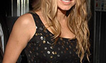 La mère de Fergie ressemble à sa jumelle alors que le duo célèbre son anniversaire