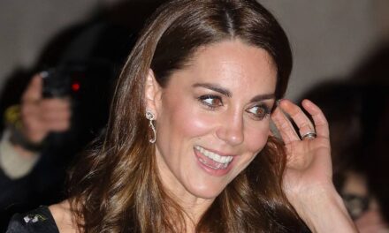 Kate Middleton porte une robe aux épaules dénudées pour reconnaître son « ancienneté »