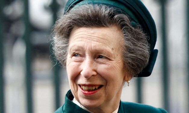 La princesse Anne fait revivre un accessoire rarement vu des photos de fiançailles avec son premier mari Mark Phillips