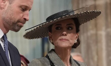 Kate Middleton photographiée en train de se lécher les lèvres à un moment inattendu pendant un service religieux avec le prince William