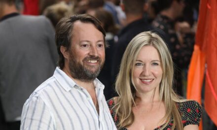 Les deux enfants de David Mitchell avec sa célèbre épouse devenue mère à l&rsquo;âge de 51 ans
