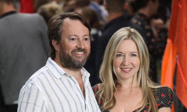 Les deux enfants de David Mitchell avec sa célèbre épouse devenue mère à l&rsquo;âge de 51 ans