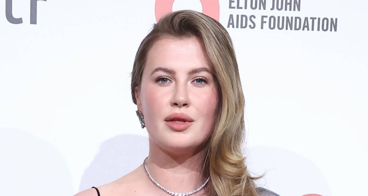 Ireland Baldwin présente un énorme tatouage sur le bras pour sa première apparition sur le tapis rouge en 6 ans