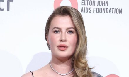 Ireland Baldwin présente un énorme tatouage sur le bras pour sa première apparition sur le tapis rouge en 6 ans