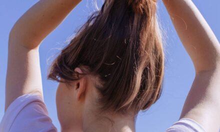 Qu&rsquo;est-ce que le « parfum au halo » ? La tendance des parfums qui change la façon dont nous portons le parfum à l’été 2026