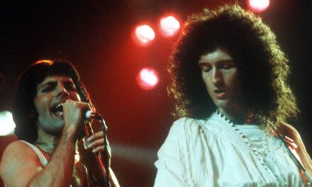 « Je me souviens avoir réprimandé »: Brian May a enduré un désaccord tendu avec Freddie Mercury sur des paroles qui ont marqué l&rsquo;histoire de Queen