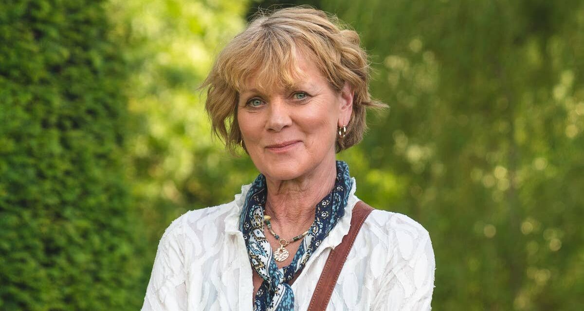 Les enfants célèbres de la star du Marlow Murder Club, Samantha Bond