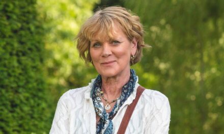 Les enfants célèbres de la star du Marlow Murder Club, Samantha Bond