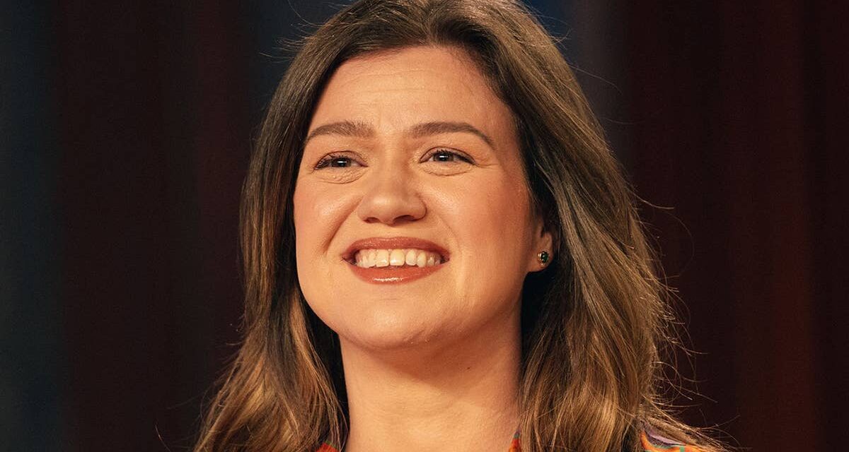 Kelly Clarkson respire la confiance dans une combinaison ajustée avec une touche d&rsquo;originalité