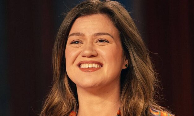 Kelly Clarkson respire la confiance dans une combinaison ajustée avec une touche d&rsquo;originalité