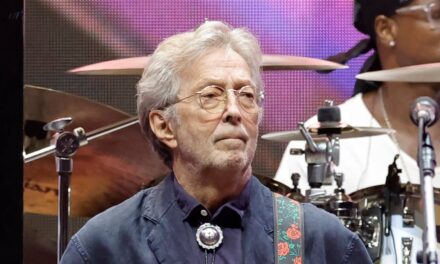 Eric Clapton est toujours à la mode sur une nouvelle photo alors qu&rsquo;il célèbre son 81e anniversaire