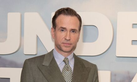 Dans la famille recomposée de Rafe Spall – y compris son célèbre ex-femme et partenaire acteur