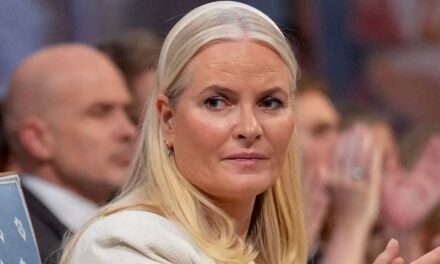 En larmes, la princesse héritière Mette-Marit brise enfin le silence sur le scandale Epstein : « J&rsquo;ai été manipulée et trompée »