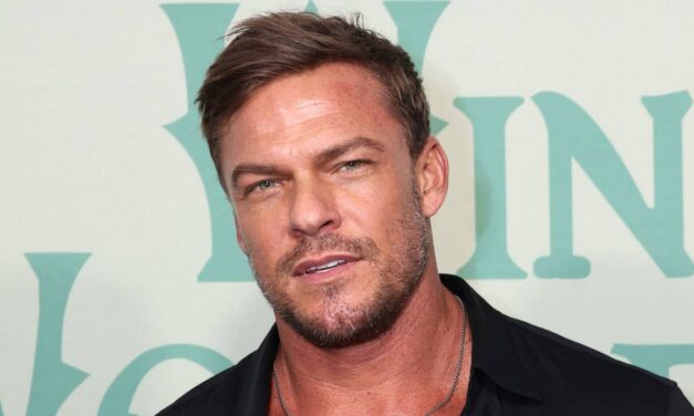 Le « gentil géant » Alan Ritchson brise les cœurs avec ses dernières photos à des mondes très éloignés de Reacher