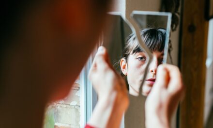 La psychologie dit que ce sont les signes révélateurs d&rsquo;une faible estime de soi – et comment y remédier