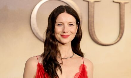 Caitríona Balfe d&rsquo;Outlander vole la vedette dans une robe rouge soyeuse lors de la première de la dernière saison
