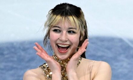 Alysa Liu change de style avec un look inattendu pour l&rsquo;after-party des Oscars