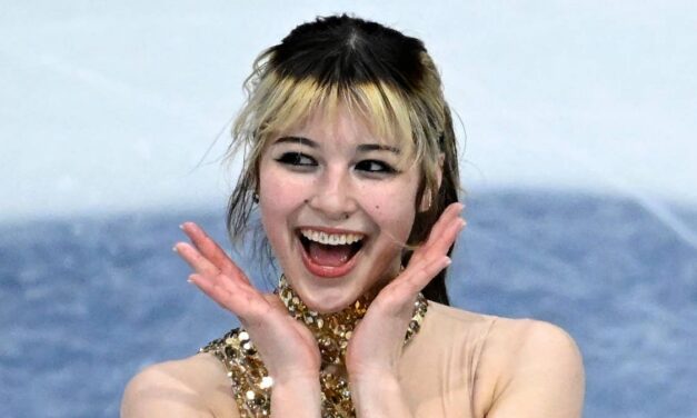 Alysa Liu change de style avec un look inattendu pour l&rsquo;after-party des Oscars