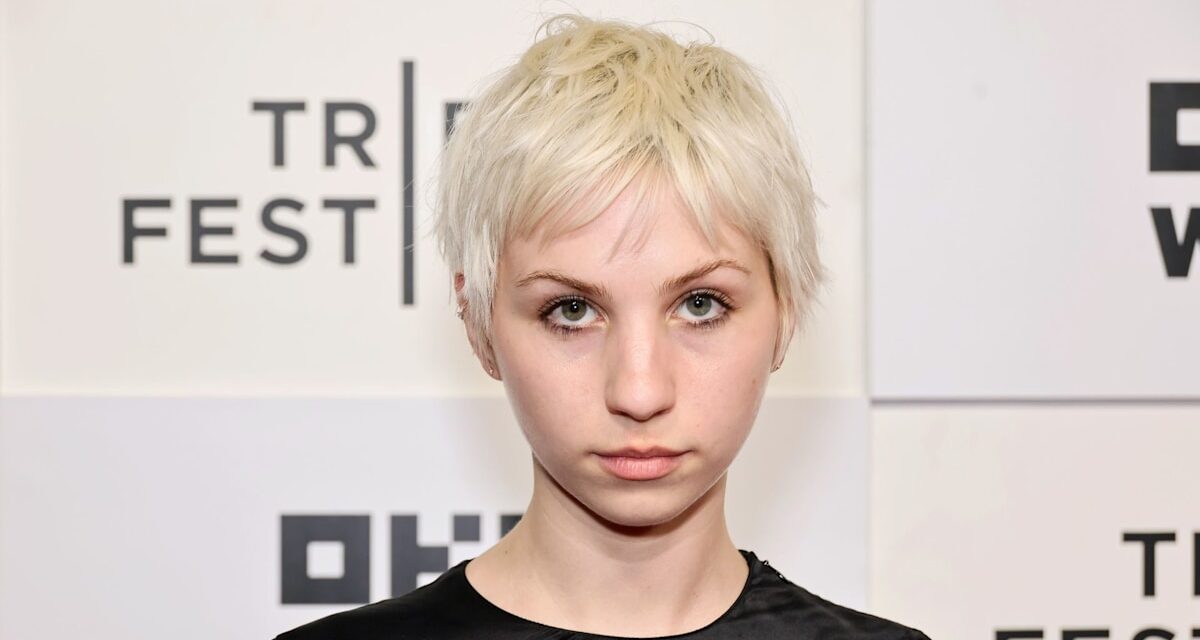 Ce mannequin bébé Nepo ressemble à son père rock star