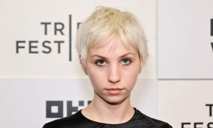 Ce mannequin bébé Nepo ressemble à son père rock star