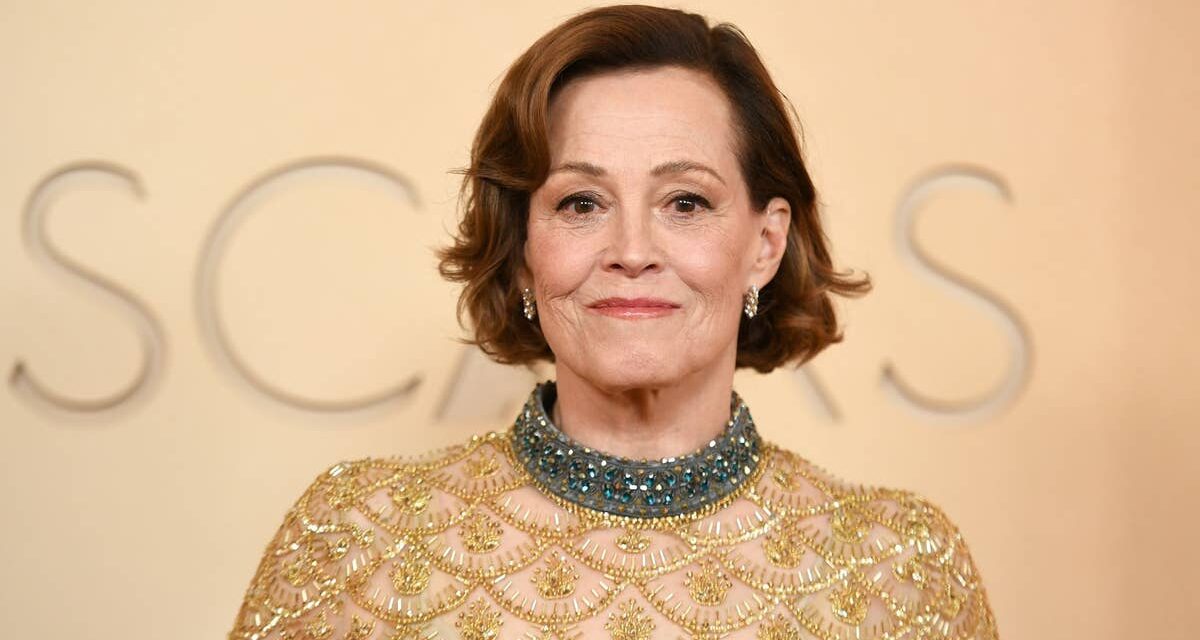 Sigourney Weaver recrée sa ligne emblématique Aliens dans un moment nostalgique des Oscars