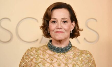 Sigourney Weaver recrée sa ligne emblématique Aliens dans un moment nostalgique des Oscars