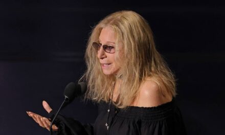 Barbra Streisand se produit pour la première fois en 7 ans dans un hommage déchirant au regretté Robert Redford – regardez