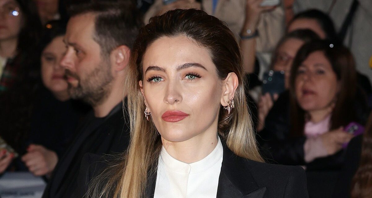 Paris Jackson montre des abdos toniques dans un haut découpé pendant PFW