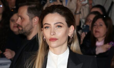 Paris Jackson montre des abdos toniques dans un haut découpé pendant PFW