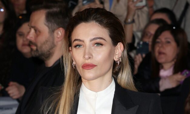 Paris Jackson montre des abdos toniques dans un haut découpé pendant PFW