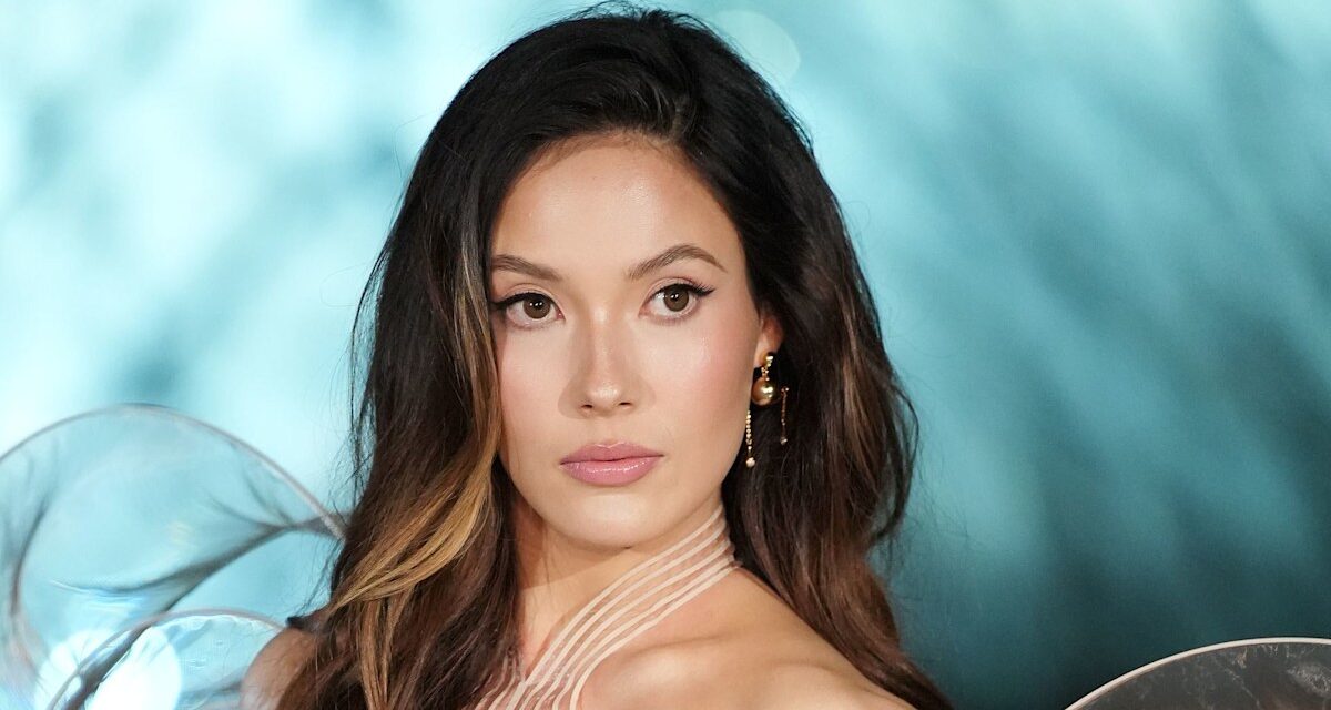 Eileen Gu change de vitesse après les Jeux olympiques et est époustouflante dans sa robe incontournable pour une sortie à Paris