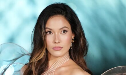 Eileen Gu change de vitesse après les Jeux olympiques et est époustouflante dans sa robe incontournable pour une sortie à Paris