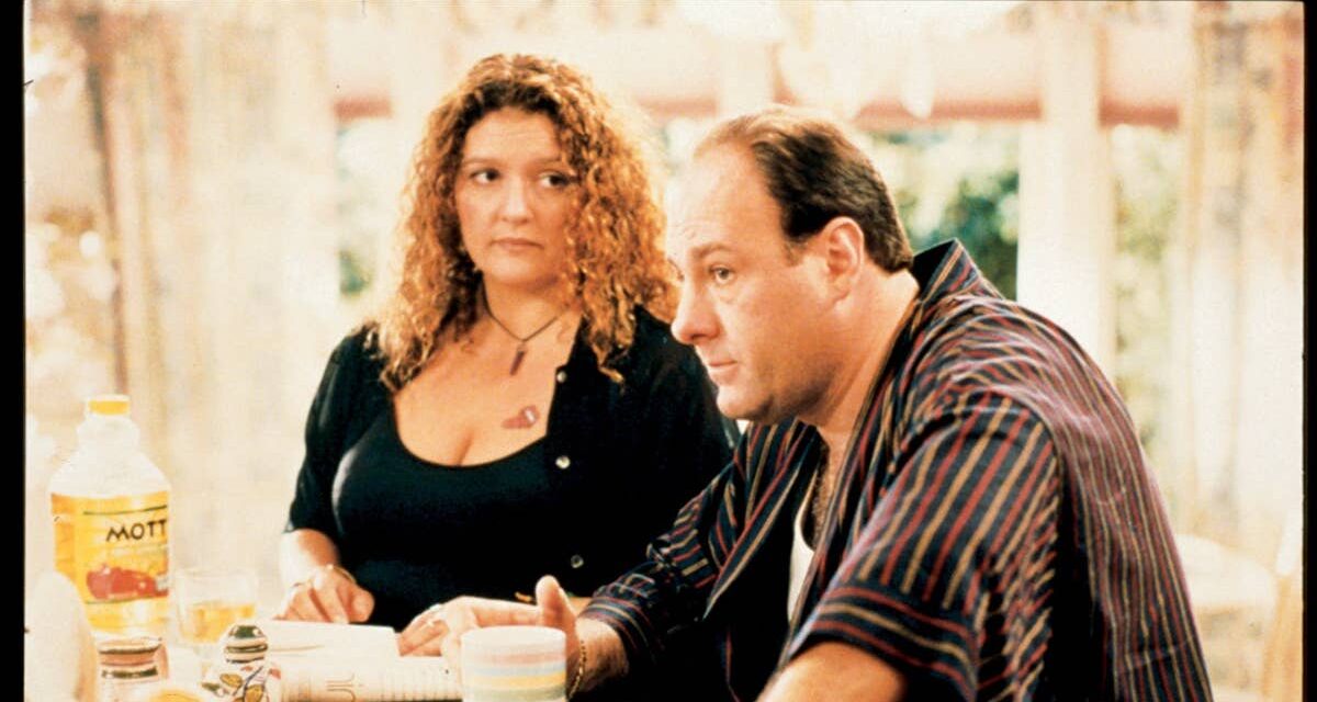 La star des Sopranos, Aida Turturro, 63 ans, a l&rsquo;air incroyablement svelte lors de sa dernière sortie