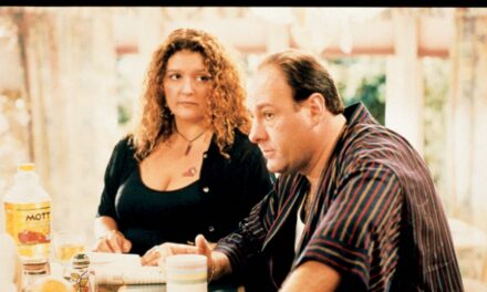 La star des Sopranos, Aida Turturro, 63 ans, a l&rsquo;air incroyablement svelte lors de sa dernière sortie