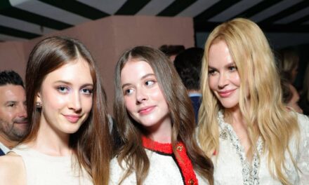 Les filles aux cheveux corbeau de Nicole Kidman sont les jumelles de leur mère sur une photo côte à côte