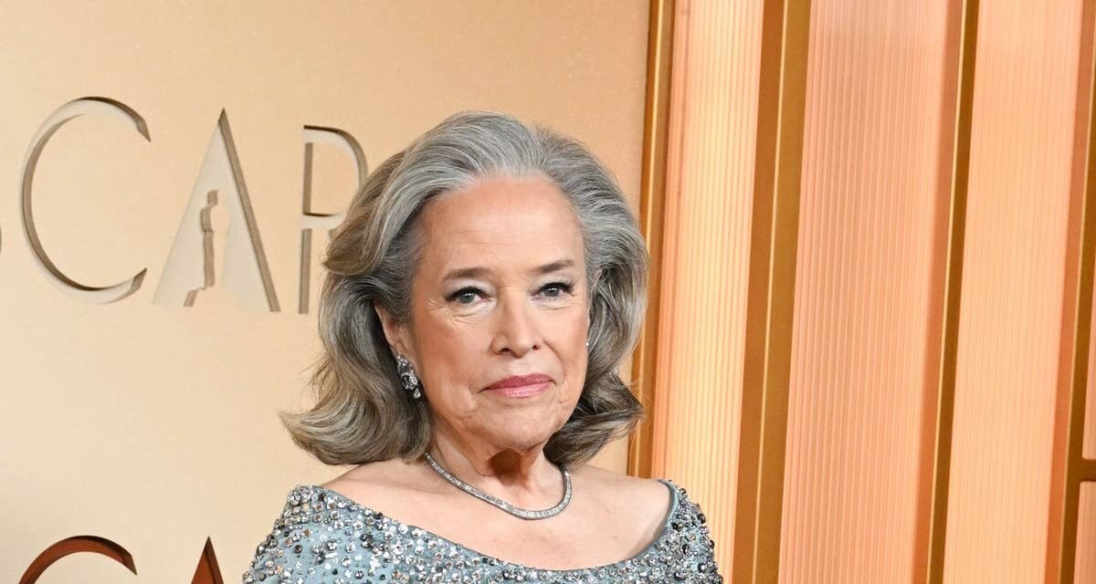 Kathy Bates montre sa perte de poids dans une apparence intemporelle sur le tapis rouge des Oscars