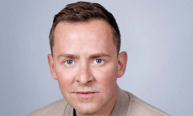 Scott Mills limogé par la BBC suite à des allégations de « conduite personnelle »