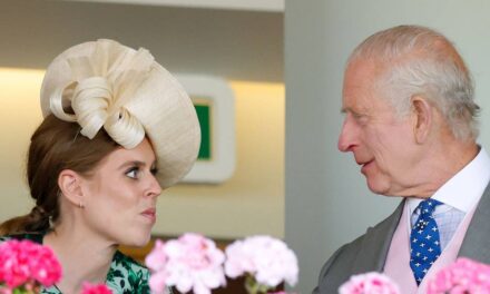 Politique de porte ouverte de la princesse Béatrice avec le roi Charles dans une maison privée