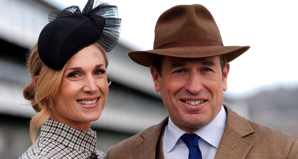 Harriet Sperling, la fiancée de Peter Phillips, est la nouvelle reine de Cheltenham dans une tenue féminine de 2,5 000 £