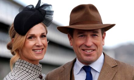 Harriet Sperling, la fiancée de Peter Phillips, est la nouvelle reine de Cheltenham dans une tenue féminine de 2,5 000 £