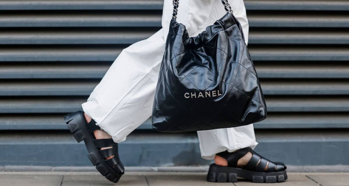 Je déteste ces sandales moches mais tout le monde les portera ce printemps – achetez maintenant