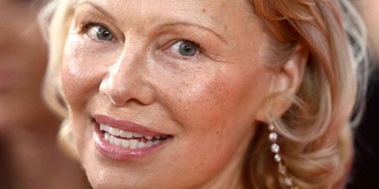 Pamela Anderson, 58 ans, est la fille emblématique pour rendre les bottes en caoutchouc sexy en vieillissant