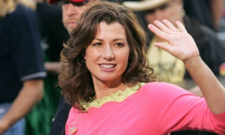 La chanteuse de « Baby Baby », Amy Grant, 65 ans, a l&rsquo;air si différente maintenant