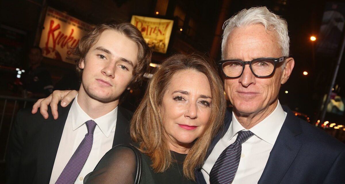 Dans la vie privée de la star de Mad Men, John Slattery, avec sa femme actrice et leur fils