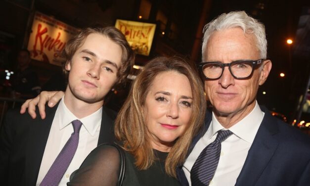 Dans la vie privée de la star de Mad Men, John Slattery, avec sa femme actrice et leur fils