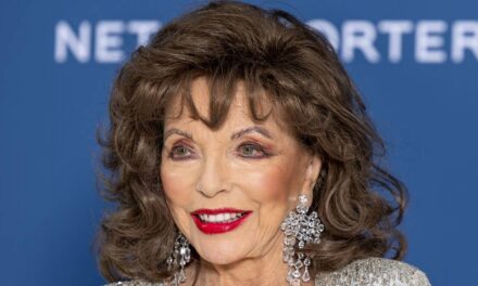 Joan Collins, 92 ans, est incroyable en cuir et tartan rose lors de sa dernière sortie