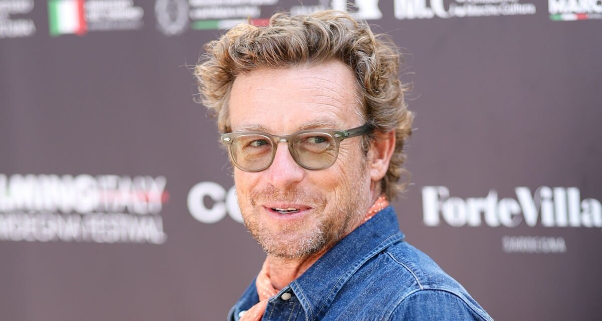 Simon Baker révèle la réaction surprenante de sa mère à son arrivée dans la nouvelle émission Scarpetta : « Elle a failli sortir de sa peau »
