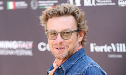 Simon Baker révèle la réaction surprenante de sa mère à son arrivée dans la nouvelle émission Scarpetta : « Elle a failli sortir de sa peau »