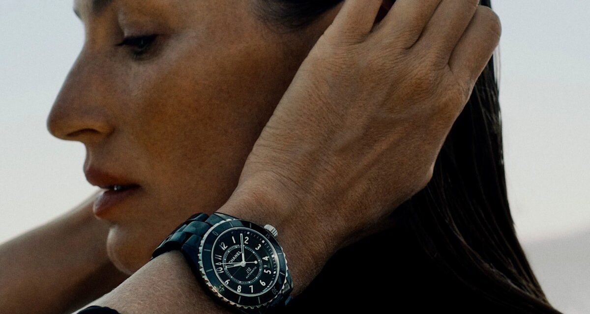 Chanel célèbre l’emblématique J12 avec une nouvelle campagne mettant en vedette Gisele Bundchen et Clément Chabernaud