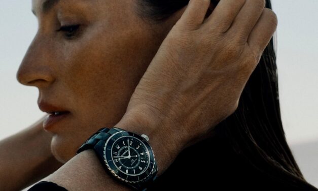 Chanel célèbre l’emblématique J12 avec une nouvelle campagne mettant en vedette Gisele Bundchen et Clément Chabernaud